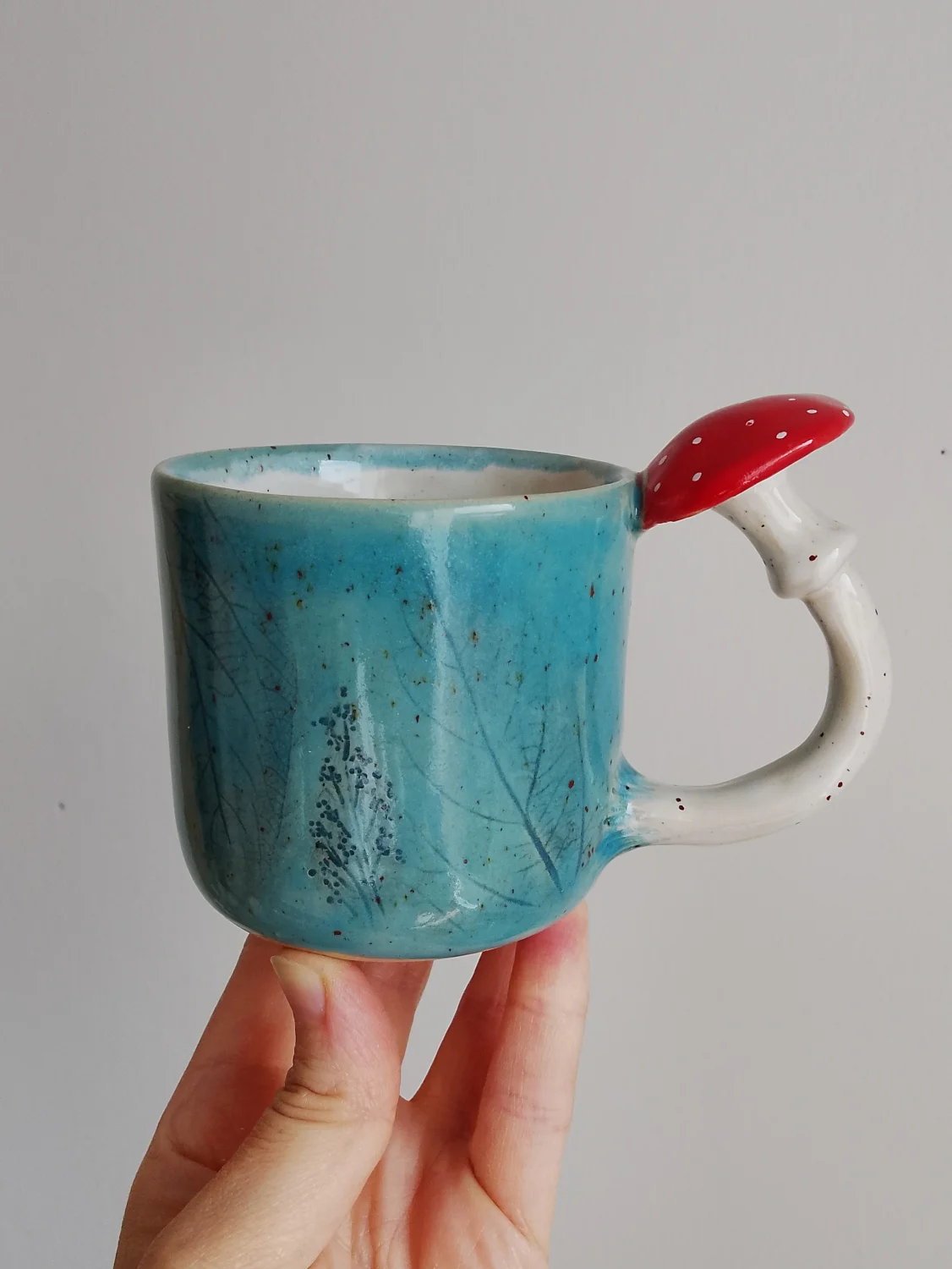 Kubek z  muchomorem, grzybem, las