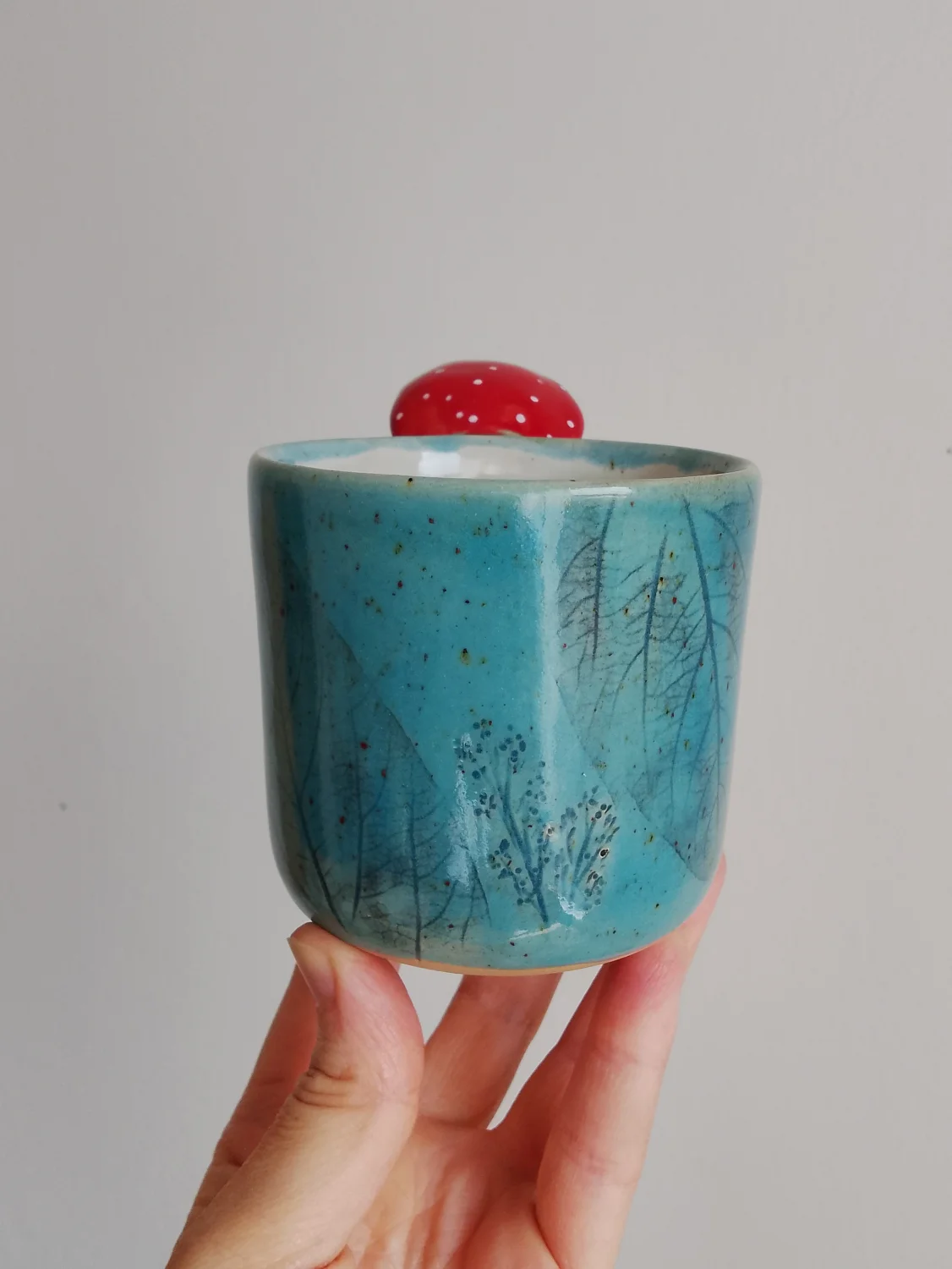 Kubek z  muchomorem, grzybem, las