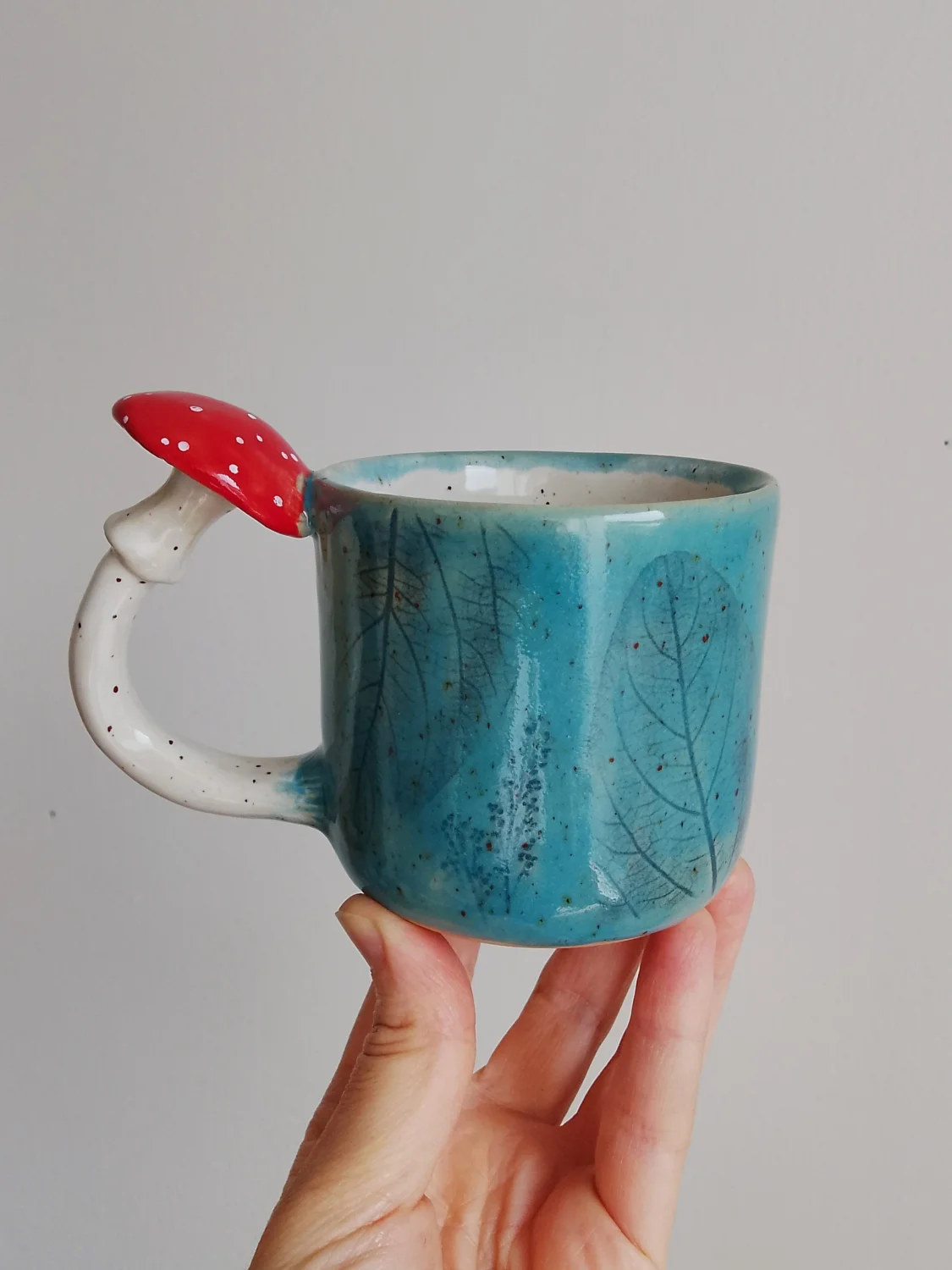 Kubek z  muchomorem, grzybem, las