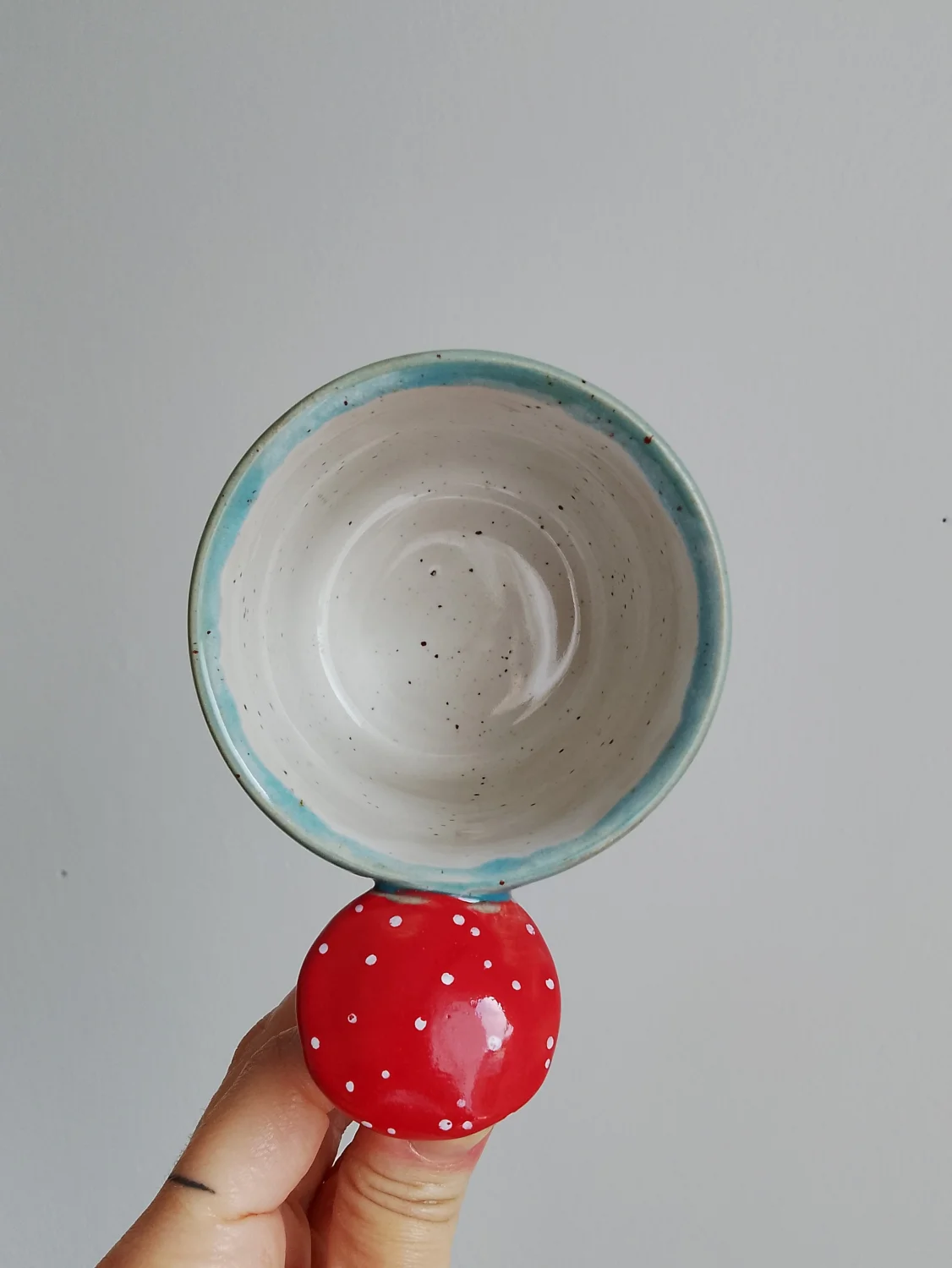 Kubek z  muchomorem, grzybem, las