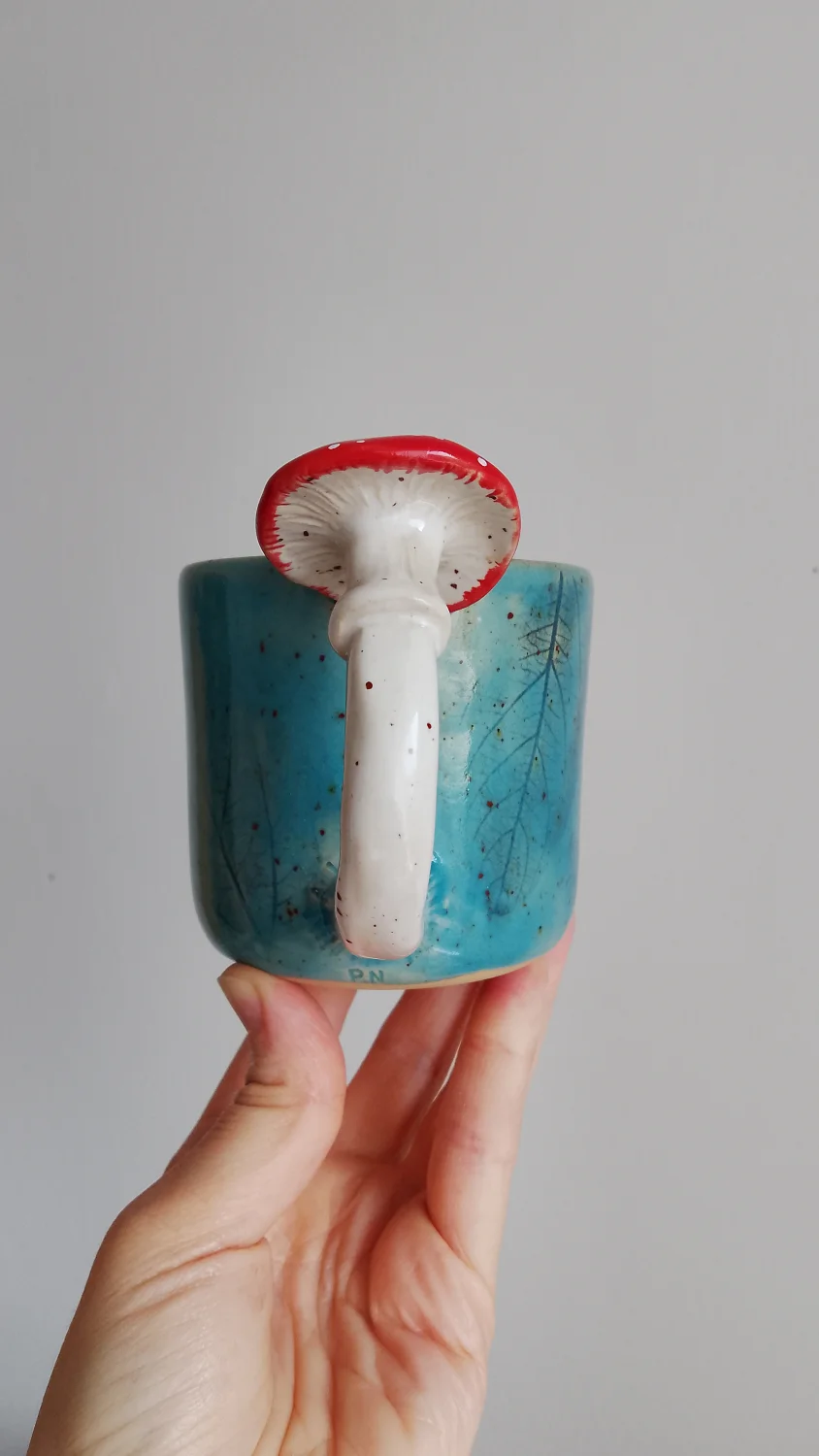 Kubek z  muchomorem, grzybem, las