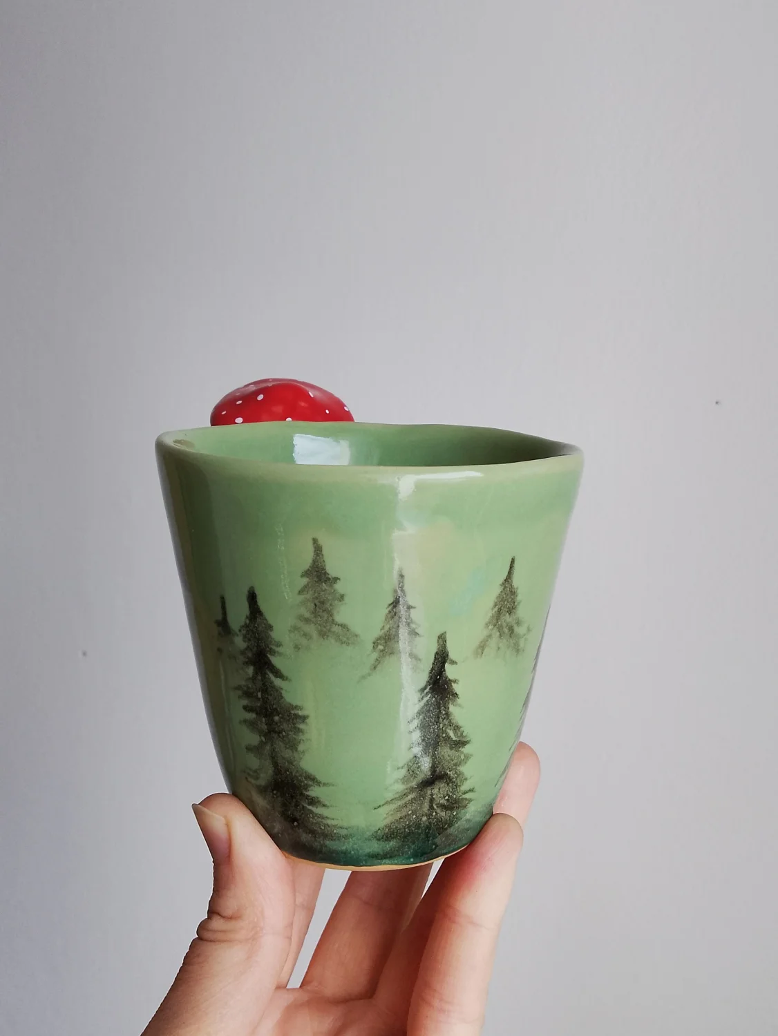 Kubek z  muchomorem , las 