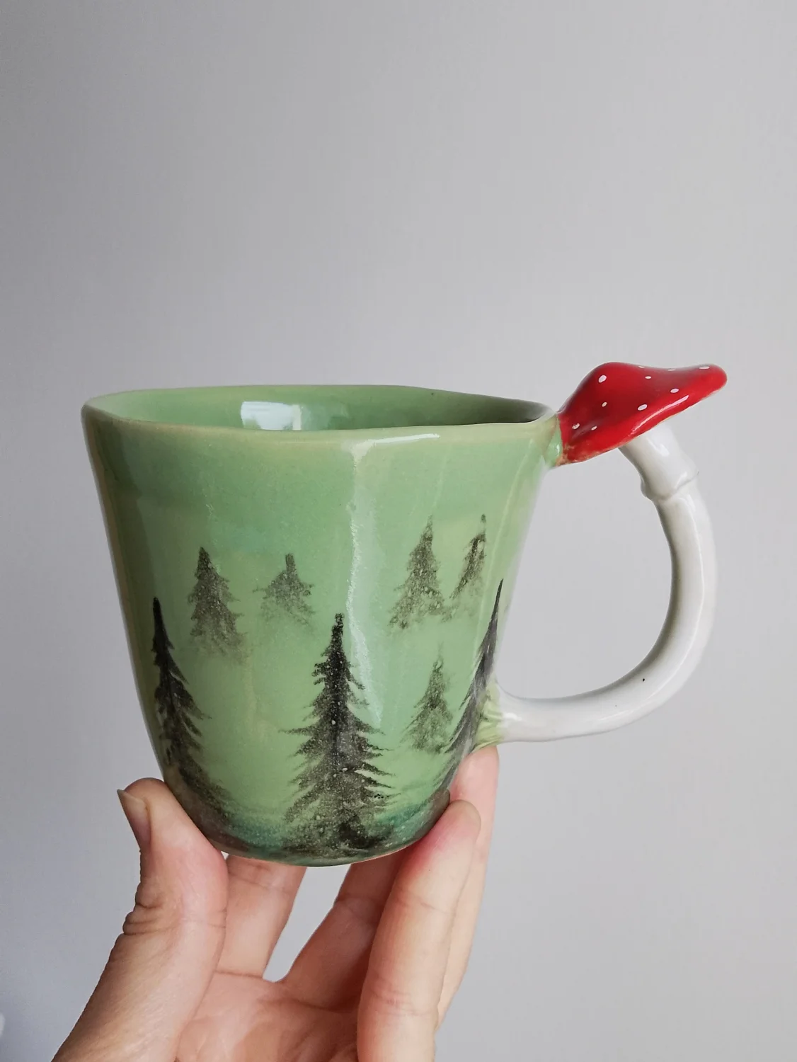 Kubek z  muchomorem , las 