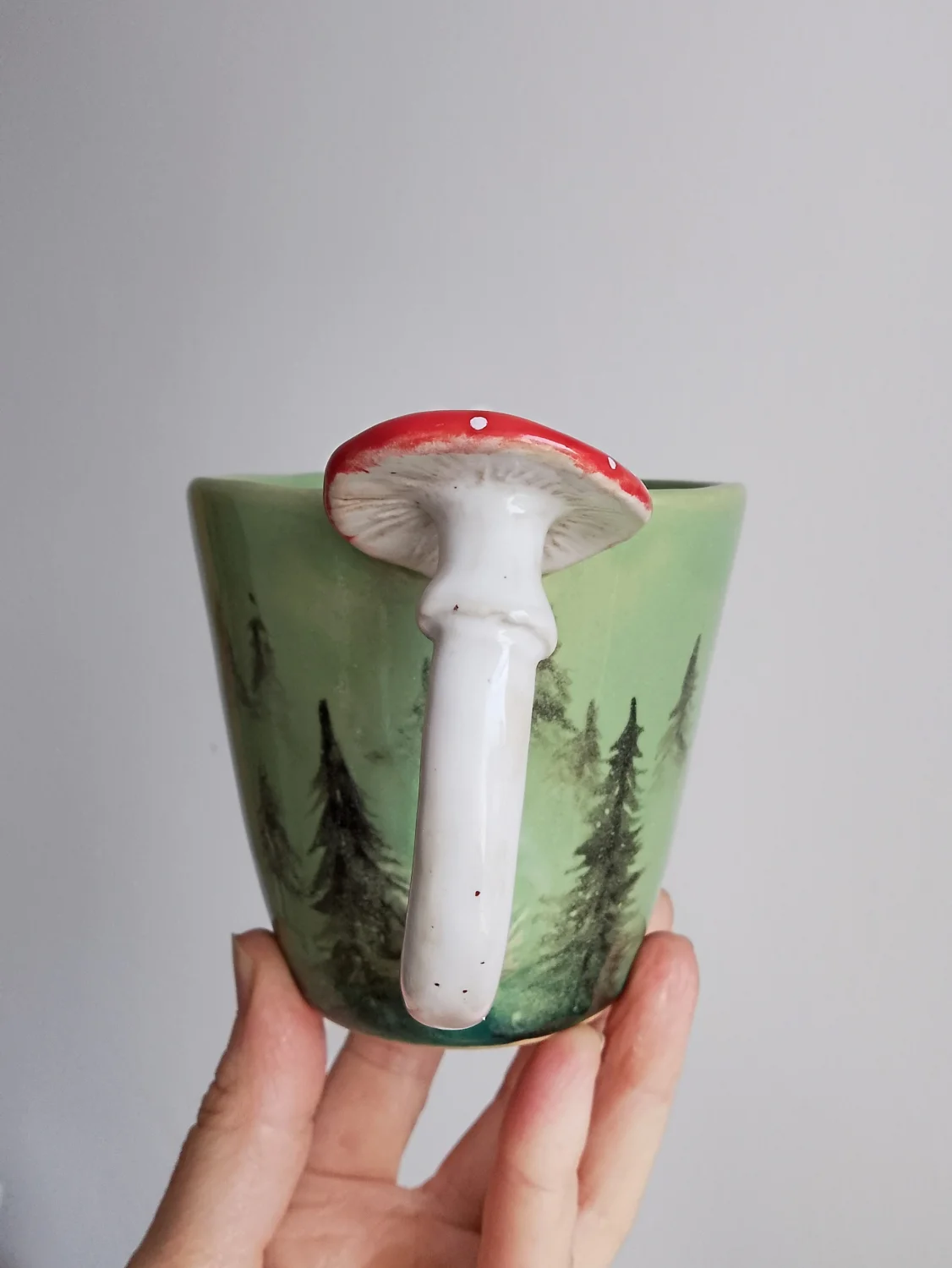 Kubek z  muchomorem , las 