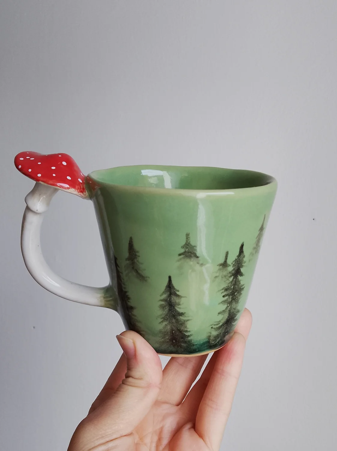 Kubek z  muchomorem , las 